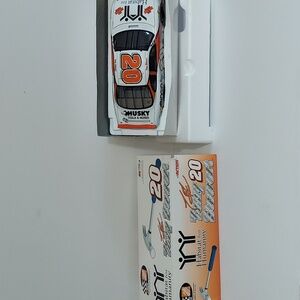 TONY STEWART NO 20 1/18 Scale, home depot racing .